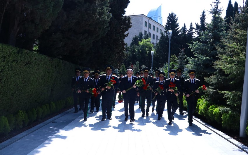 Prokurorluq əməkdaşları Fəxri xiyabanda Ulu Öndərin xatirəsini yad edib - FOTO