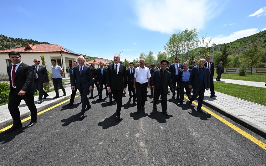 Prezident Sus kəndinə köçmüş sakinlərlə görüşüb, kiçik SES-lərin açılışlarında iştirak edib