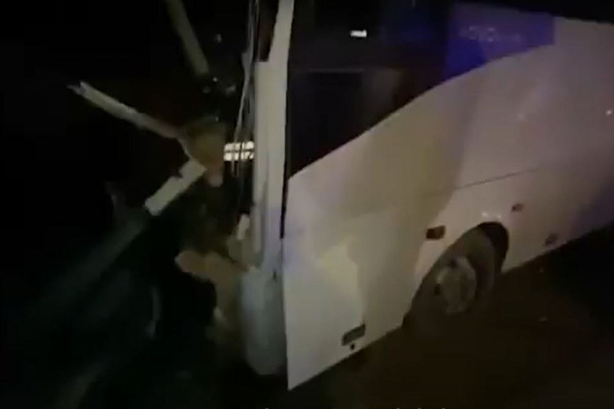 Yeni Saray qəsəbəsində yük avtomobili ilə avtobus toqquşub - VİDEO