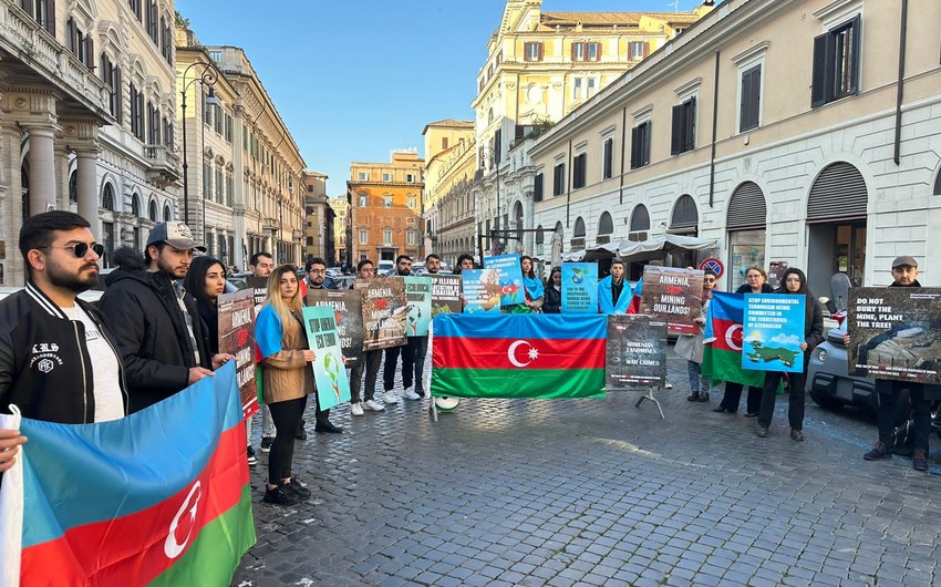 Azərbaycanlılar İtaliyada dinc etiraz aksiyası keçirib - FOTO