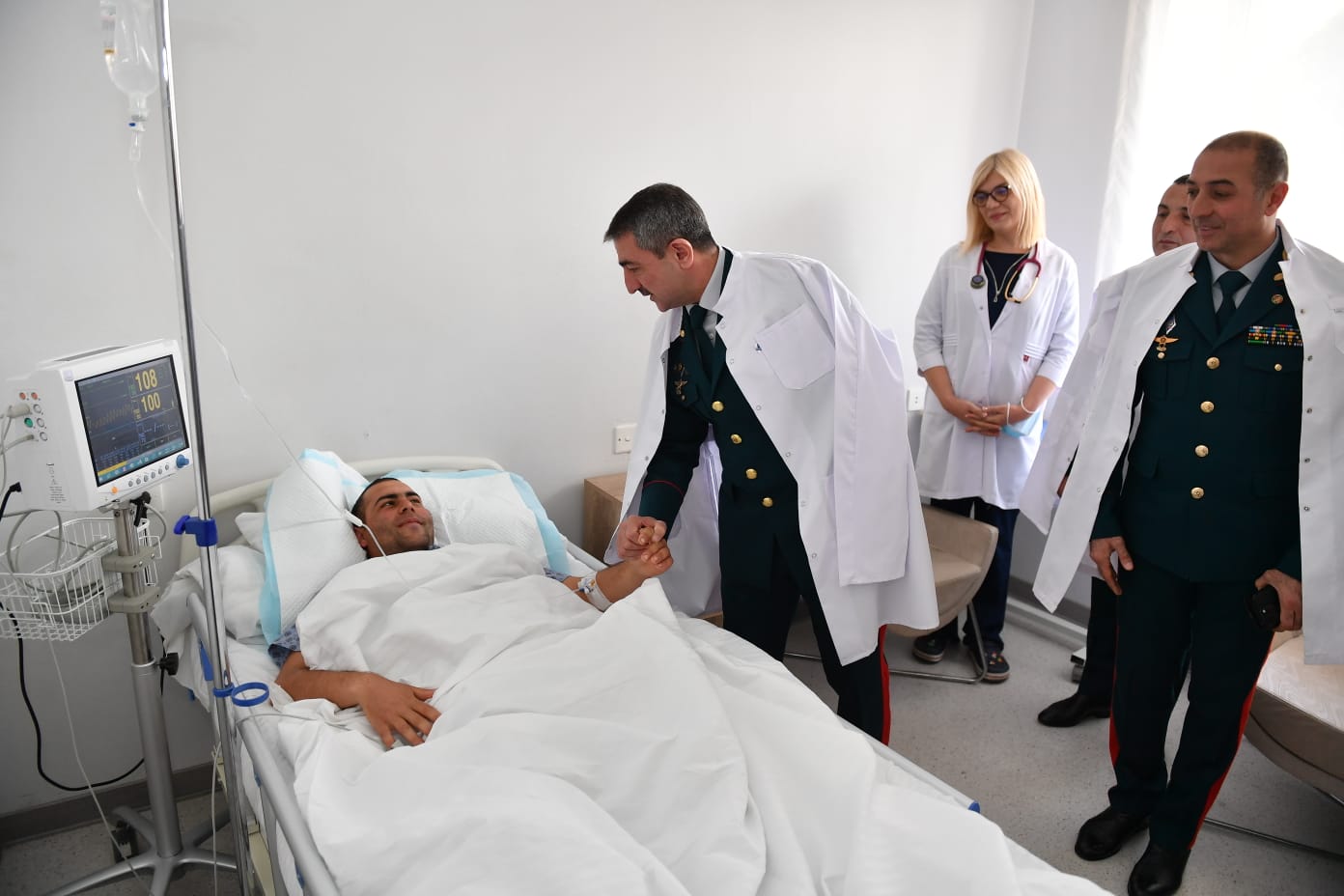 Dövlət Sərhəd Xidmətinin rəisi yaralanmış hərbi qulluqçunu ziyarət edib