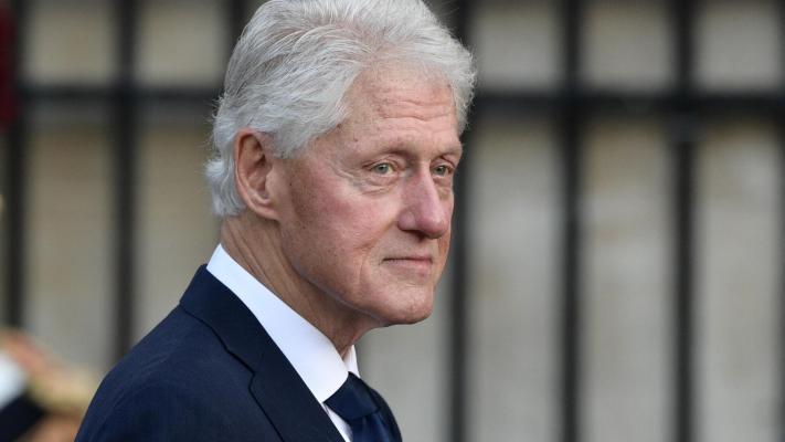 Bill Klinton NATO konfransında iştirak etmək üçün Praqaya gəlib