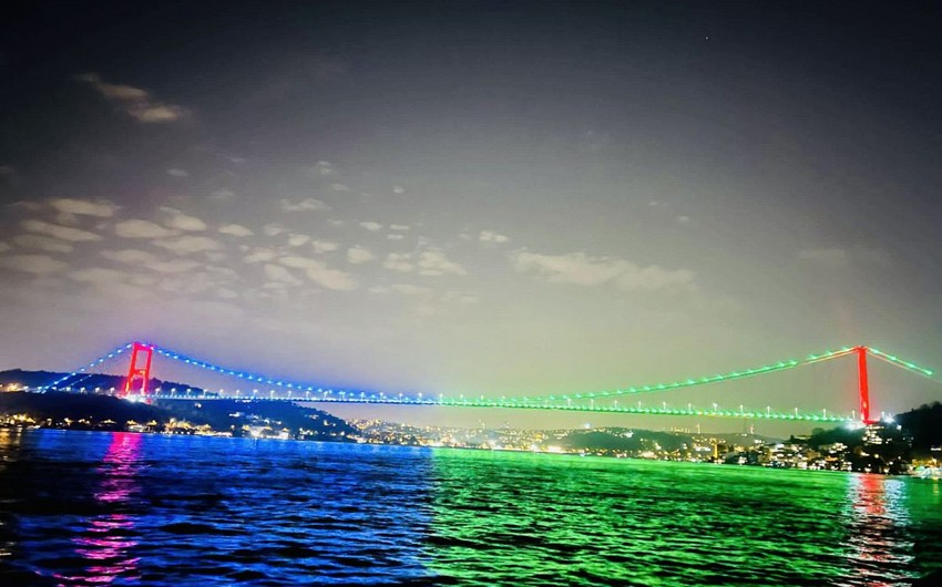 İstanbulun körpüləri Azərbaycan bayrağının rəngləri ilə işıqlandırılıb