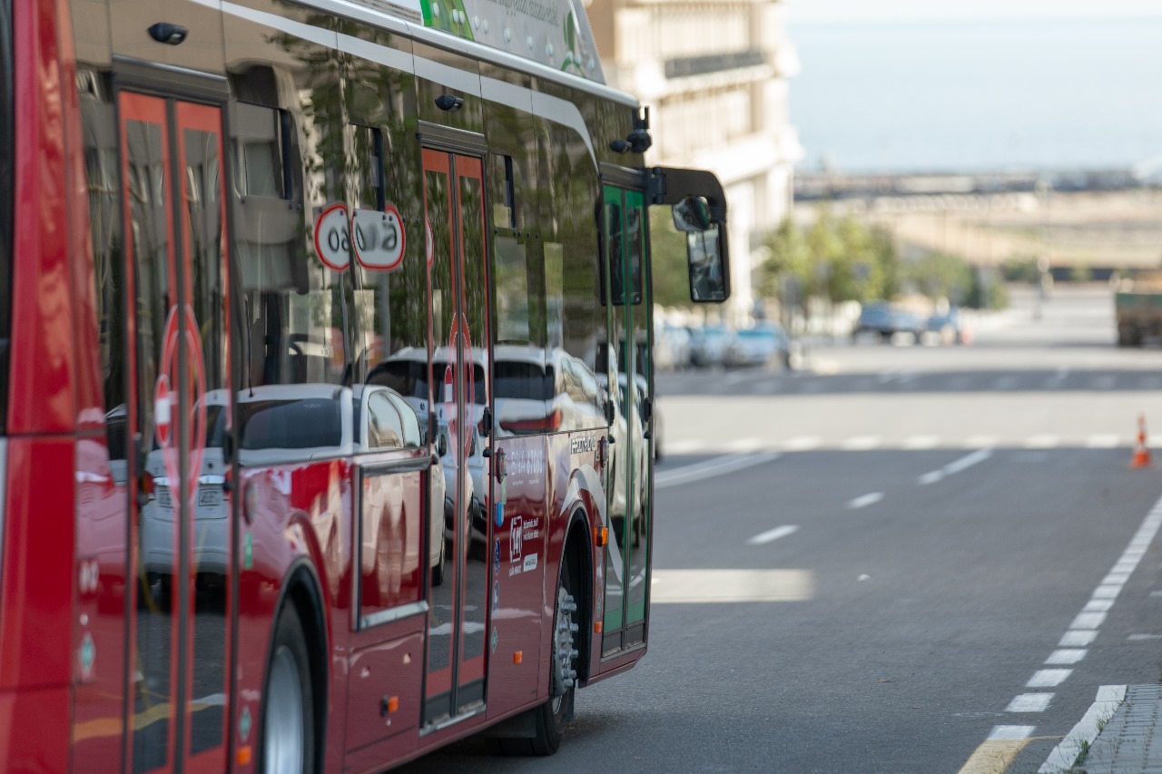 Paytaxtda iki müntəzəm marşrut xətti "BakuBus"a verilib