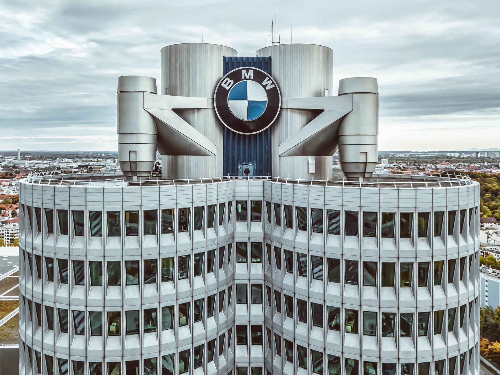 “BMW” ikinci rübdə xalis mənfəətini 9% azaldıb