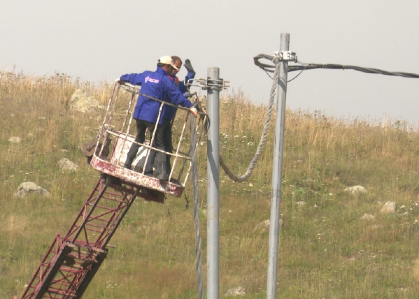 Elektrik dirəyindən yıxılan şəxs öldü