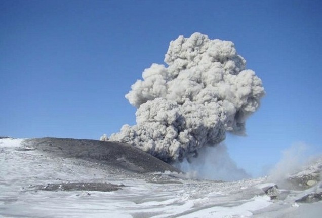 Ebeko vulkanı 2 kilometr hündürlüyə kül püskürüb