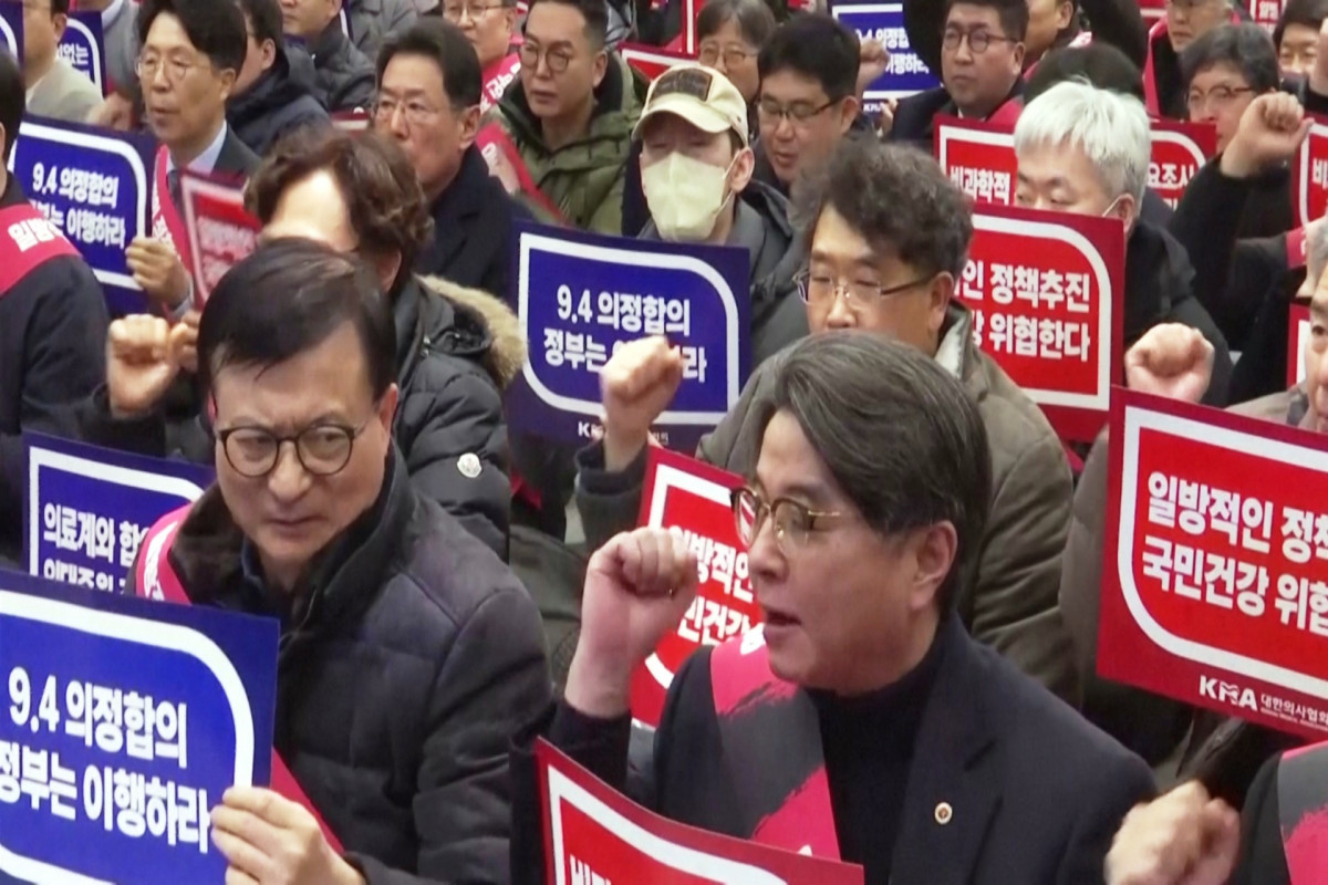 Cənubi Koreyada minlərlə həkim etiraz aksiyası keçirib