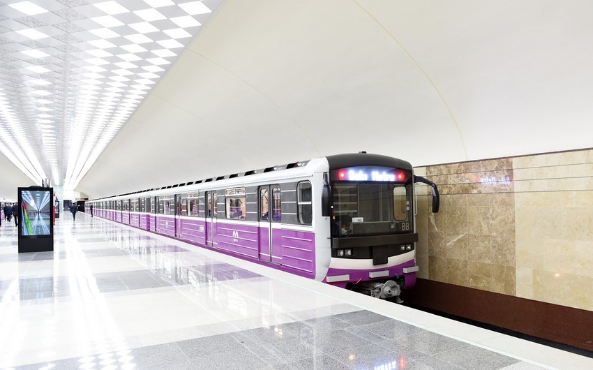 Bakıda turistlər metro deposunda qatarlara ziyan vurublar