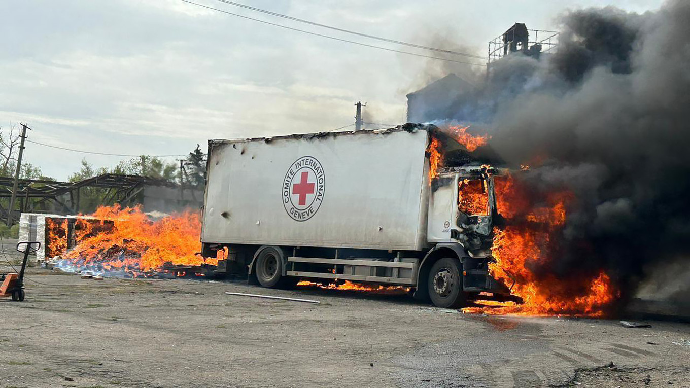 Donetskdə BQXK-nin maşını atəşə tutuldu: 3 ölü var