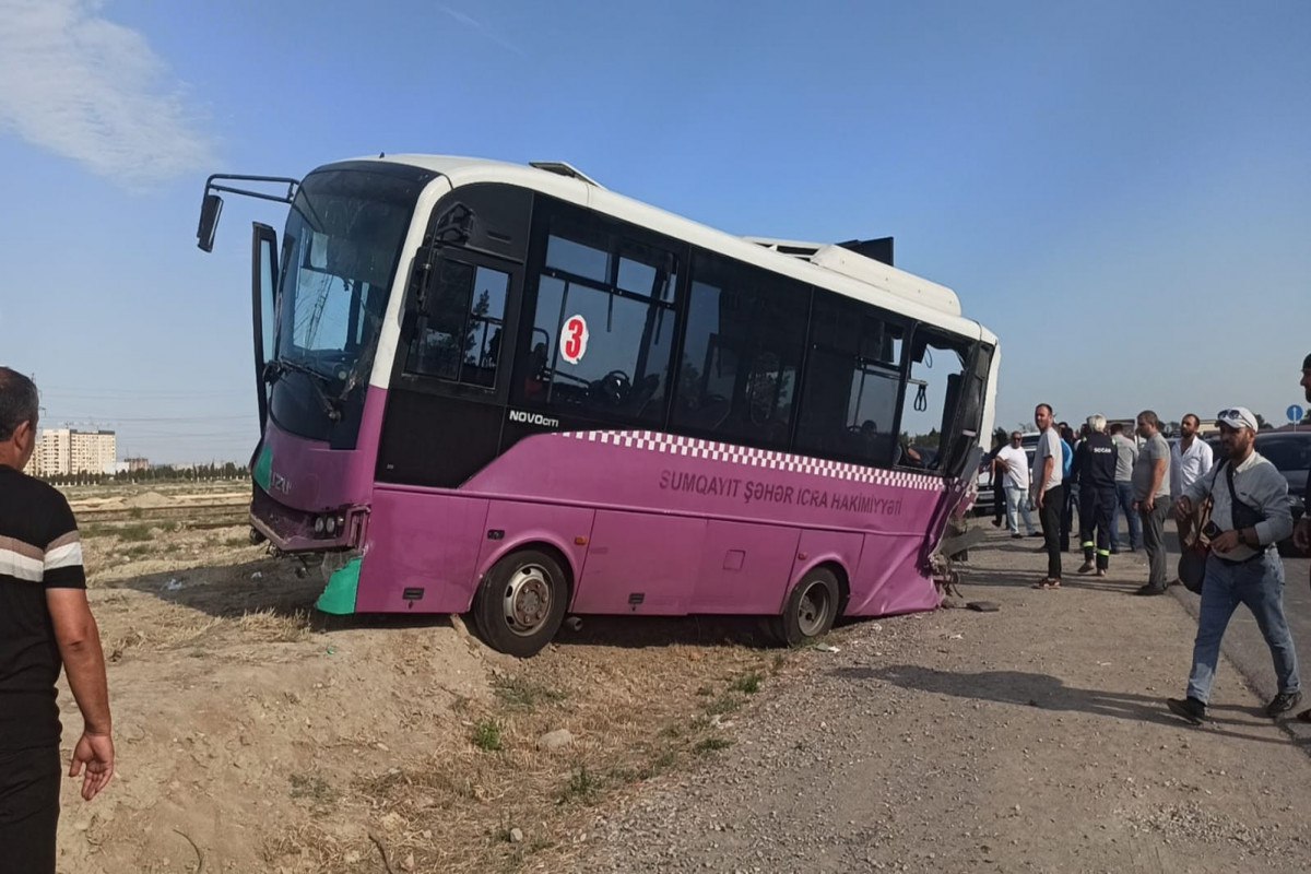 Sumqayıtda marşrut avtobusu TIR-la toqquşub, 11 nəfər xəsarət alıb - VİDEO