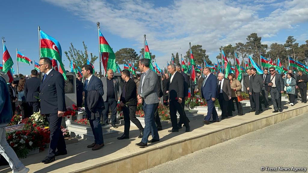 Azərbaycan xalqı İkinci Şəhidlər xiyabanını ziyarət edir - FOTOLAR