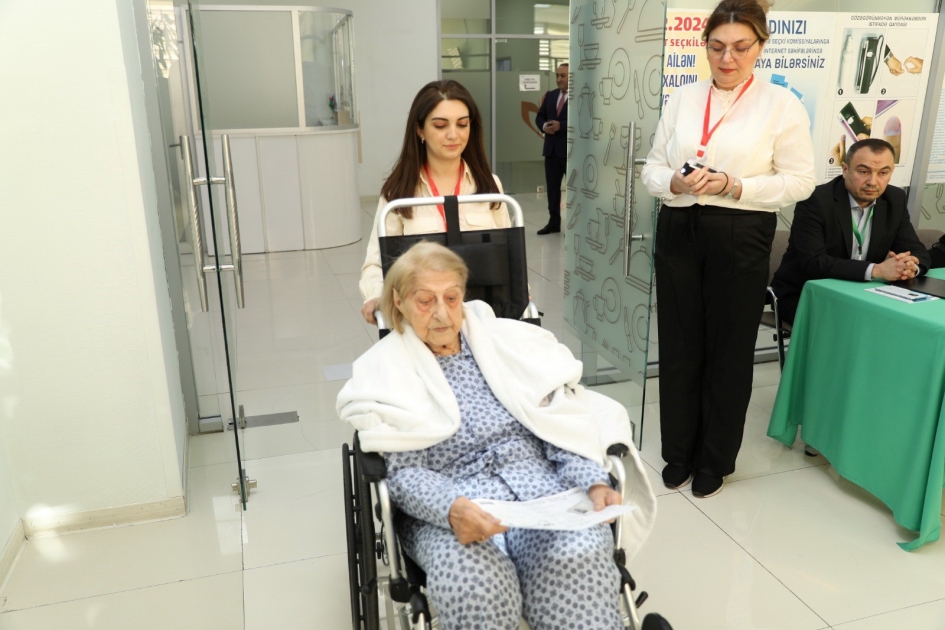 102 yaşlı seçici səs verib - FOTO