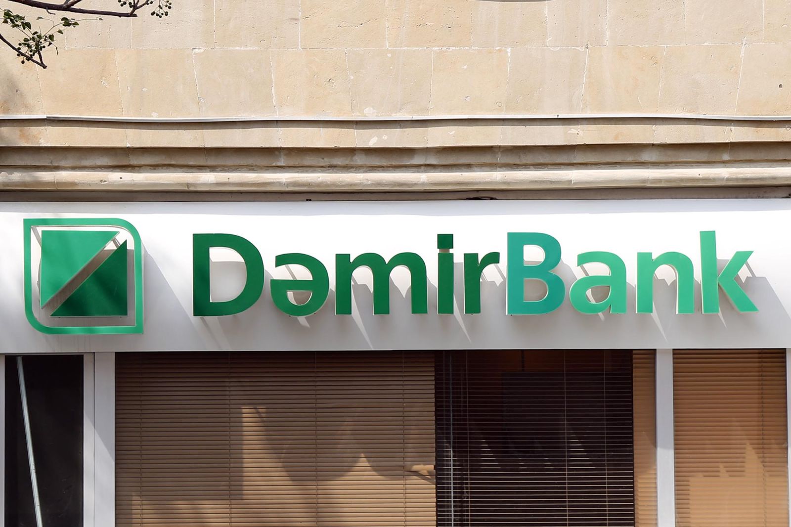 “Dəmir Bank”ın daşınar əmlakı hərraca çıxarılır
