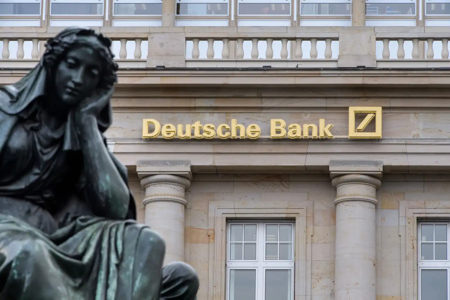 Almaniyanın ən böyük bankı son 4 ildə ilk dəfə zərərə uğradı