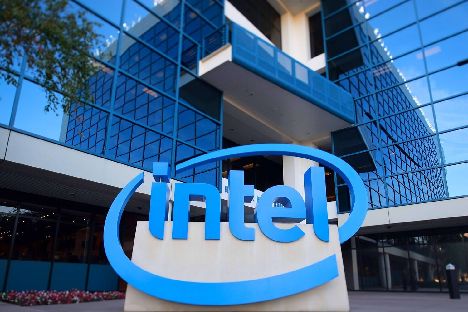 "Intel"in gəlirləri 10% artıb