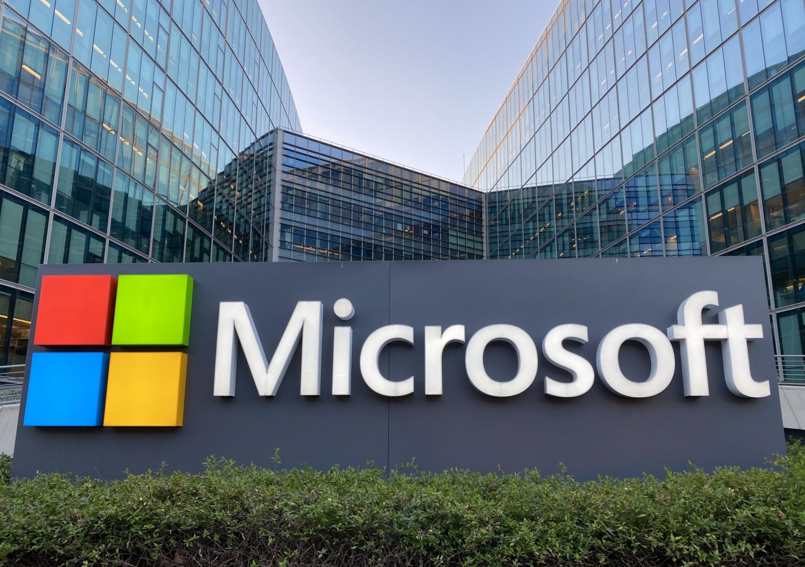 “Microsoft” BƏƏ-yə 1,5 milyard dollar investisiya ayıracaq
