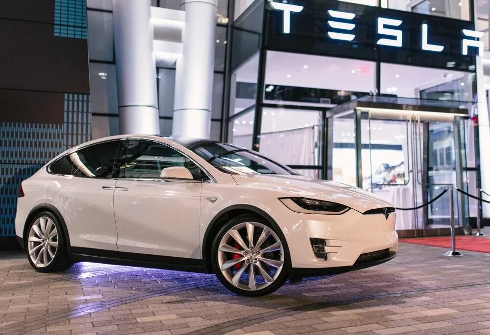 "Tesla" 6 oturacaqlı avtomobil istehsal edəcək