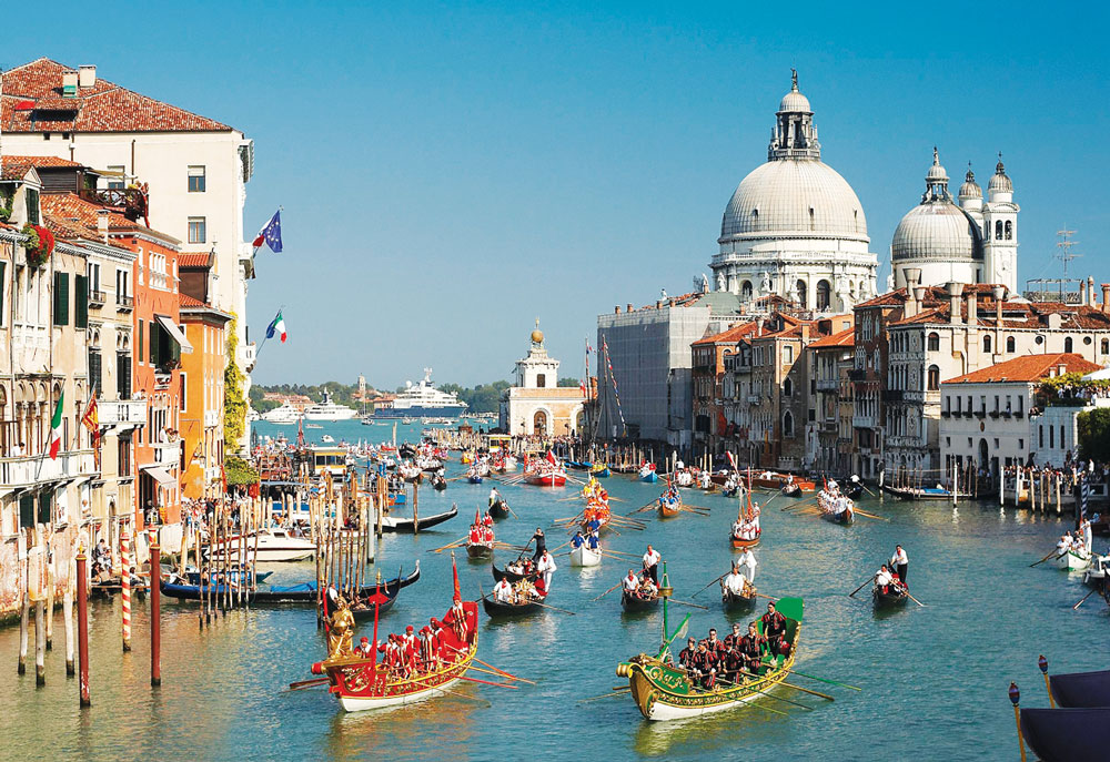Pullu girişin ilk günündə Venesiyaya 15 mindən çox turist gəlib