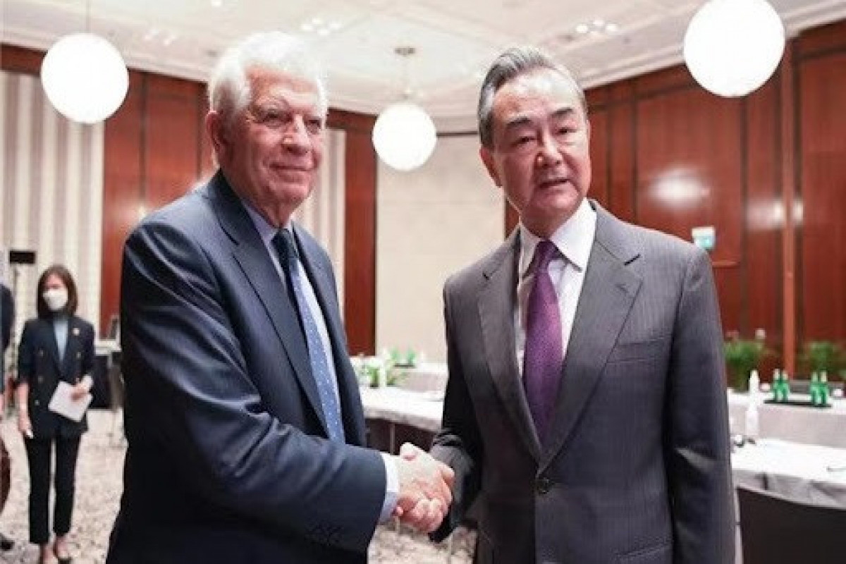 Borrell Çinin xarici işlər naziri ilə görüşdü