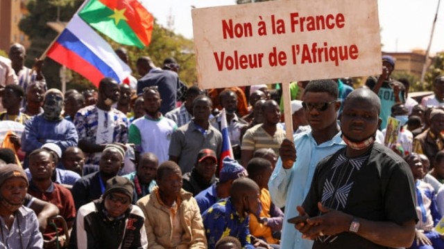 Burkina-Faso fransalı diplomatları ölkədən çıxarır
