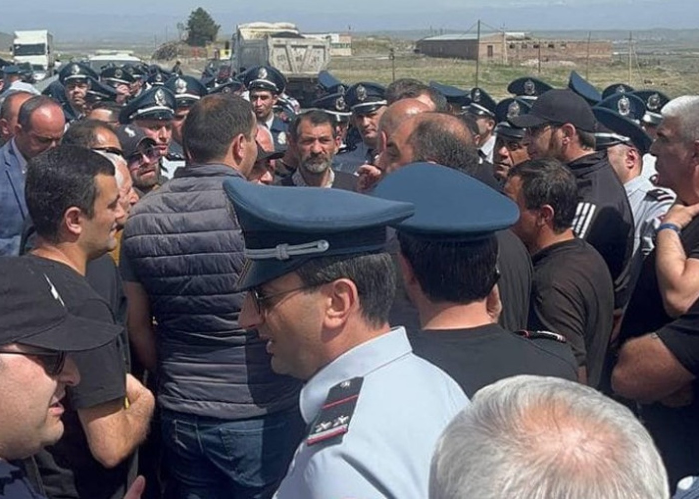 Ermənistanda etirazçılar İrəvan-Gümrü yolunu bağlayıblar