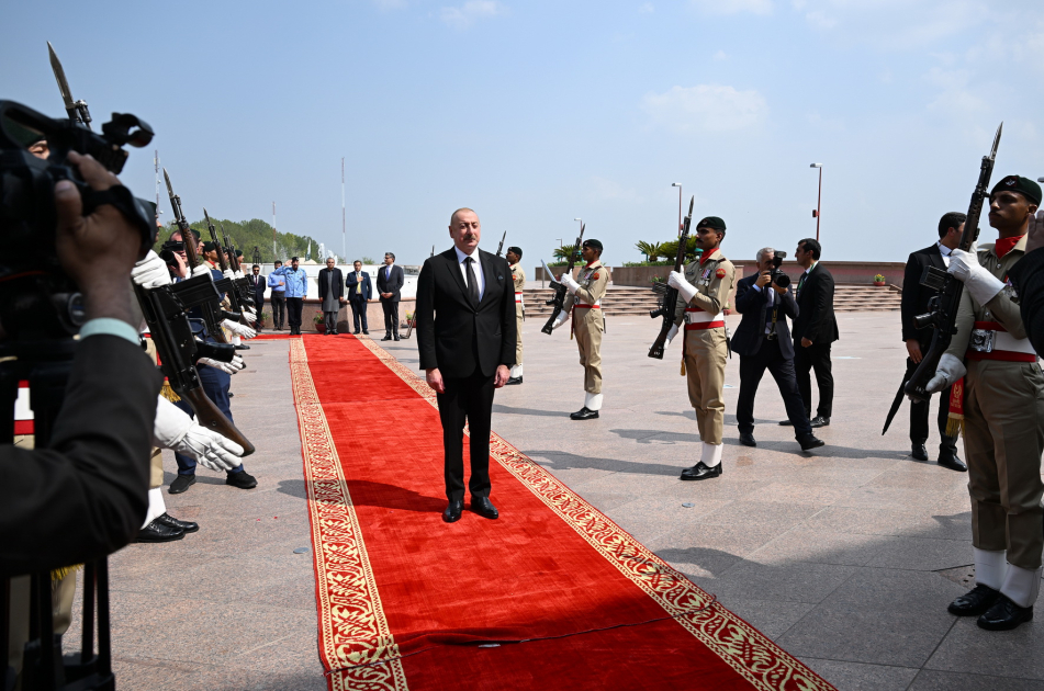 Prezident İslamabadda milli abidəni ziyarət edib - YENİLƏNİB