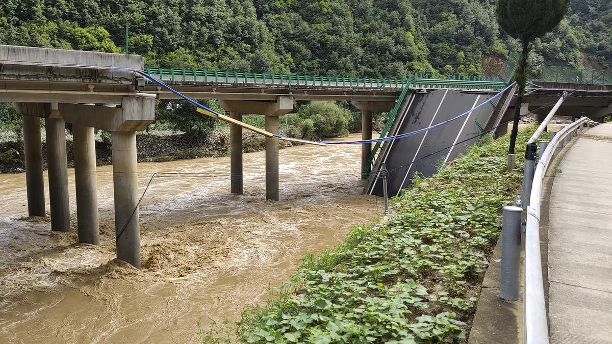 Çində avtomobil körpüsü uçdu, 11 nəfər öldü