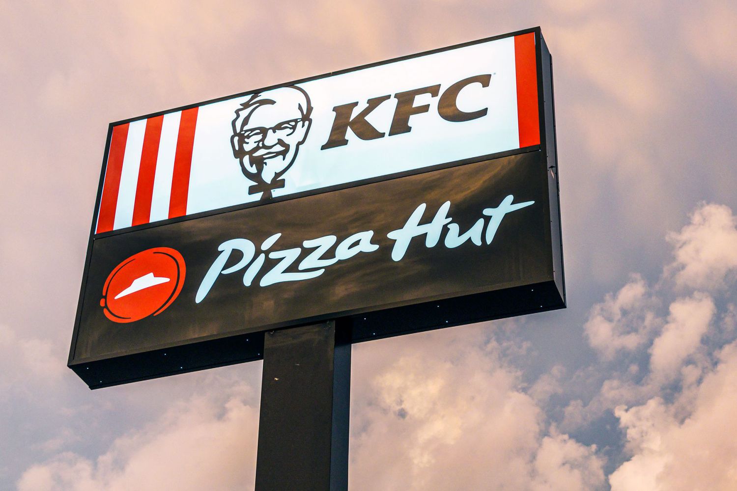 "KFC" və "Pizza Hut" restoranlarının satışları azalıb