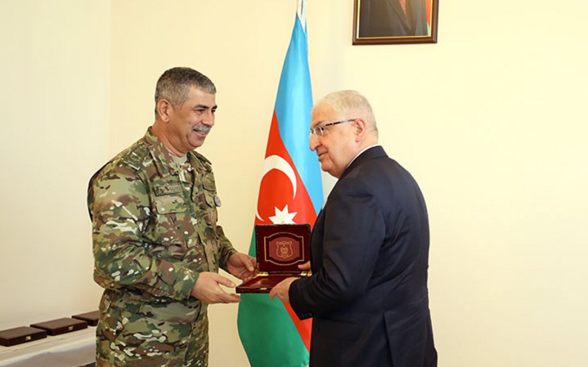 Azərbaycan dörd ölkənin müdafiə nazirlərini təltif edib