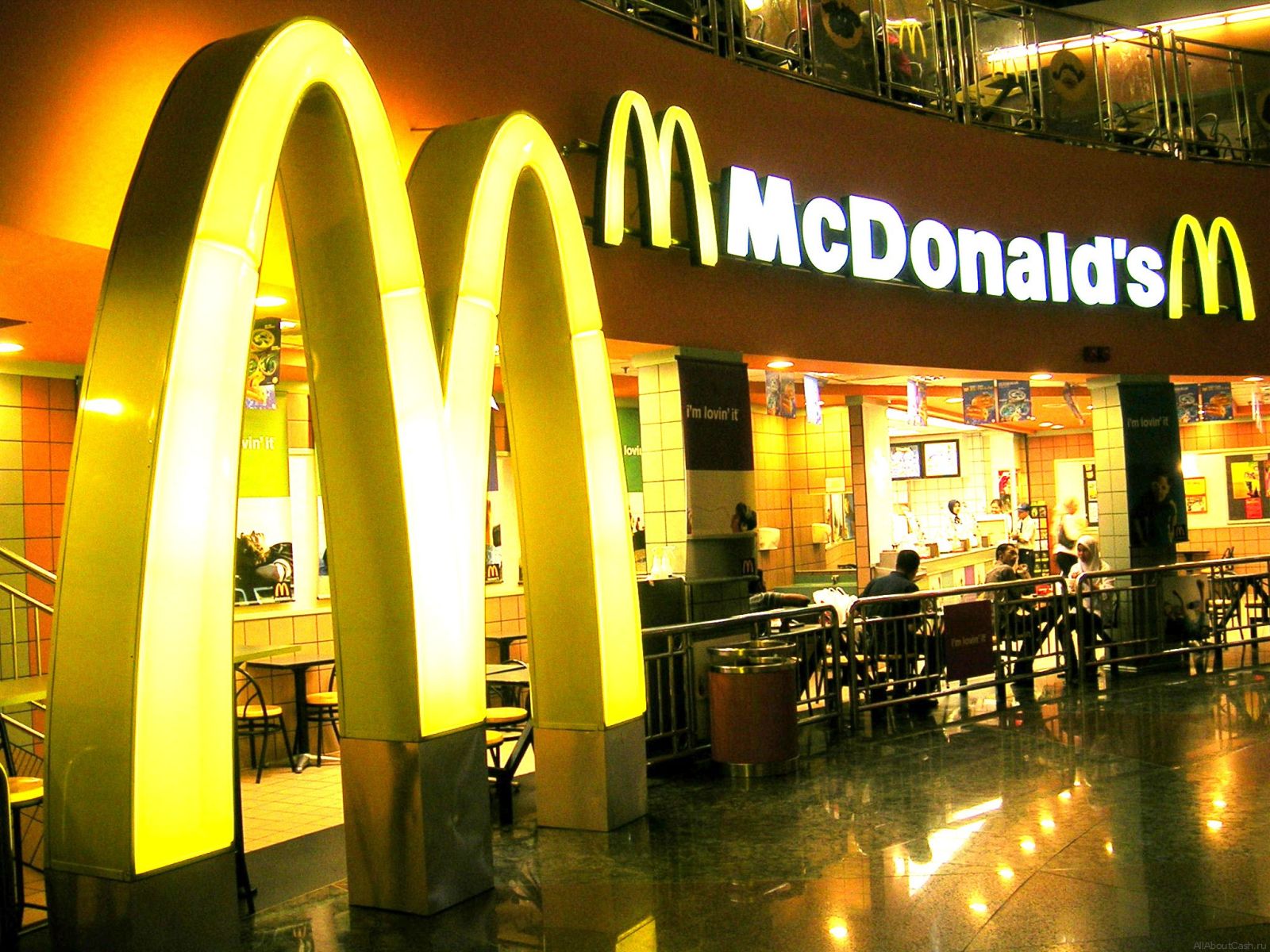 "McDonald's"ın satışı zəifləyib, şirkətin gəlirləri azalıb