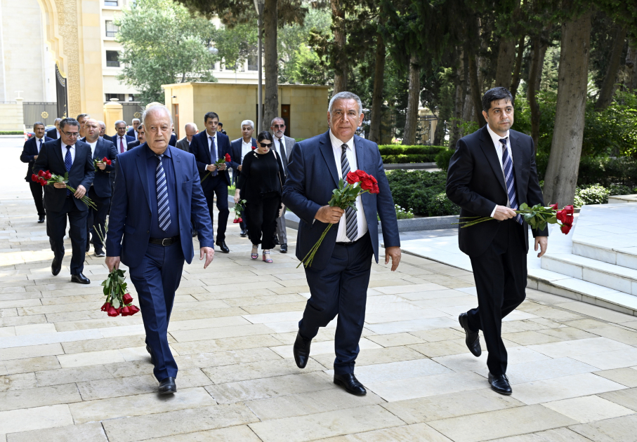 Azərbaycan mətbuatının nümayəndələri Ulu Öndər Heydər Əliyevin məzarını ziyarət ediblər