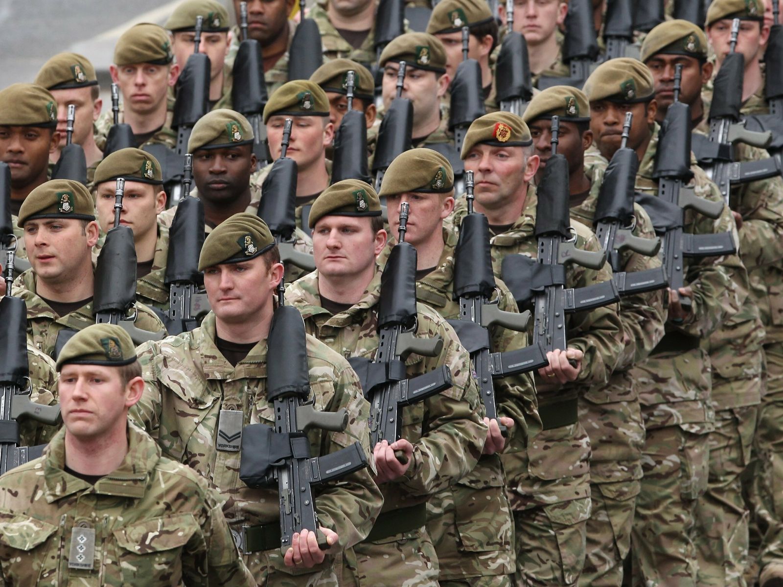 Britaniya 100 illik hərbi qadağanı ləğv edir