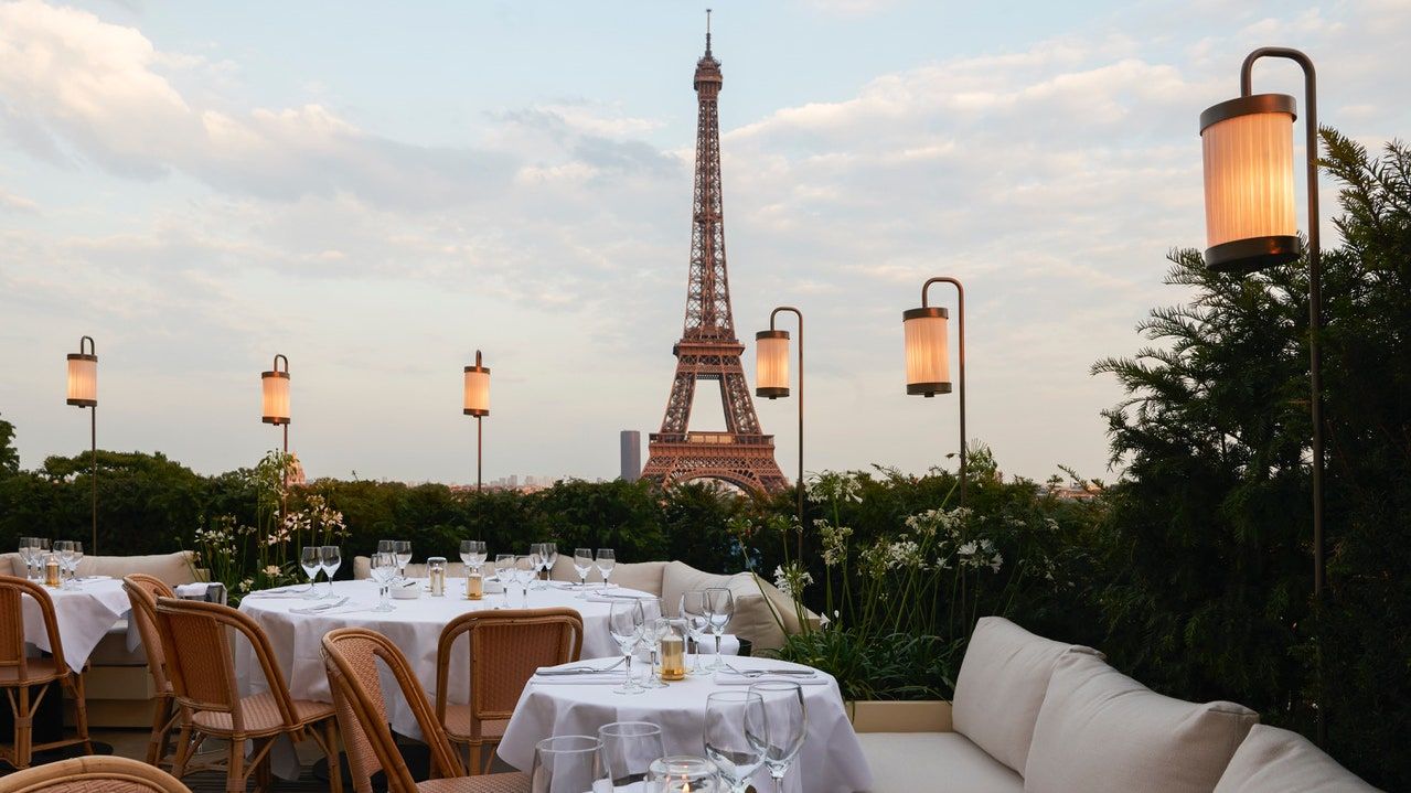 Parisdə restoranların gəlirləri 60% azalıb