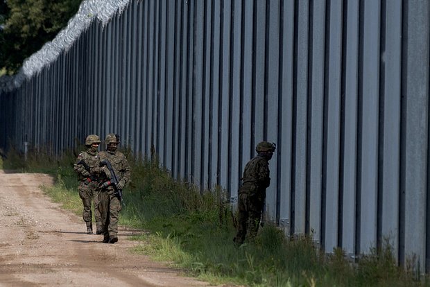 Polşa Belarusla sərhədi qorumaq üçün 150 zirehli texnika alacaq