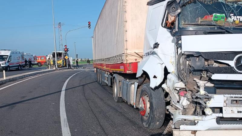 Türkiyədə mikroavtobusla yük maşını toqquşub: xəsarət alanlar var