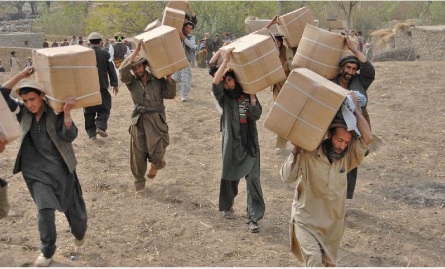 Qəzzaya havadan 170 qutu humanitar yardım atılıb