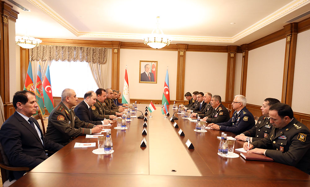 Azərbaycan və Tacikistan hərbi əməkdaşlıq məsələlərini müzakirə edib