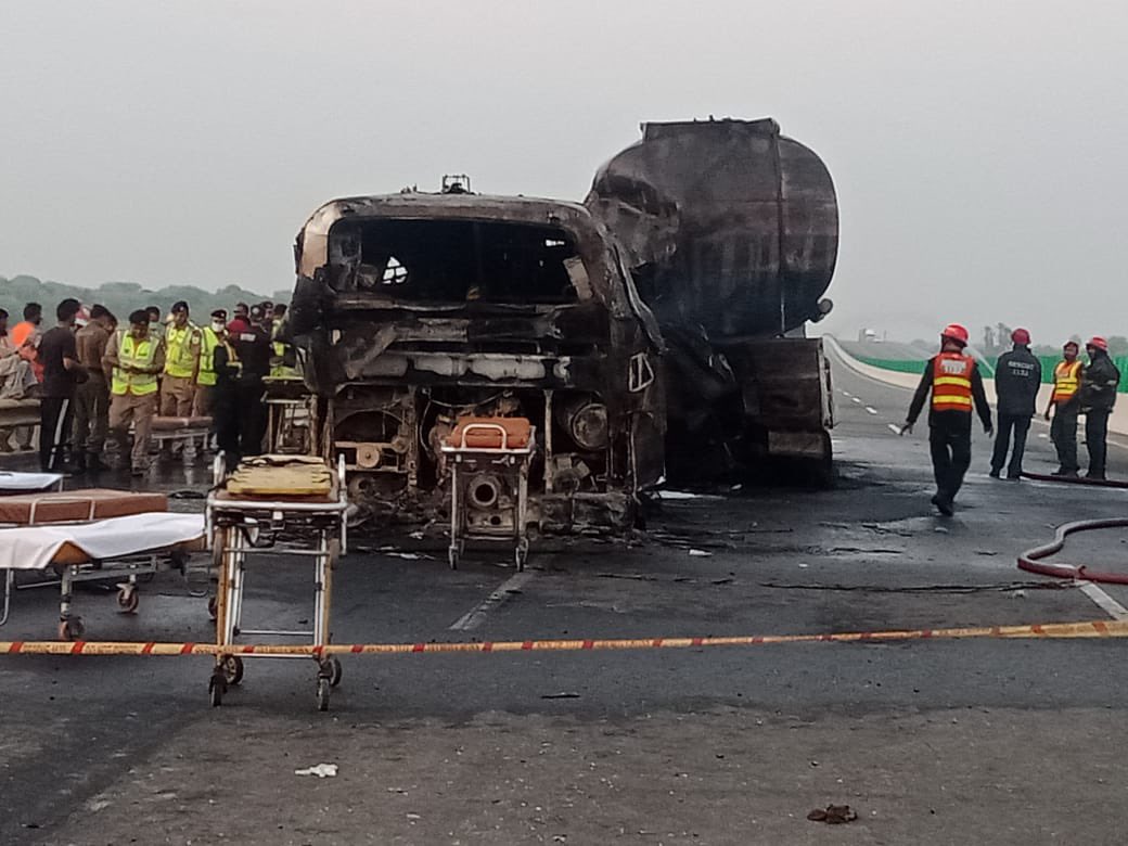 Əfqanıstanda avtobus yanacaq daşıyan tankerlə toqquşdu – 21 nəfər öldü