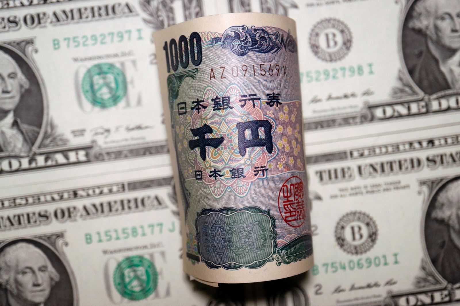 Yaponiya valyutası dollar qarşısında rekord səviyyədə ucuzlaşdı
