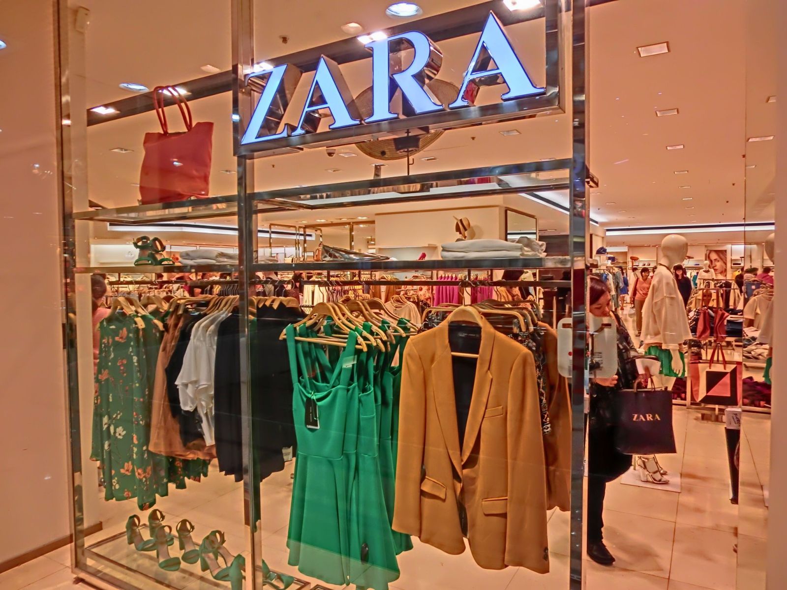 "Zara"nın sahibinin gəliri rekord həddə çatdı